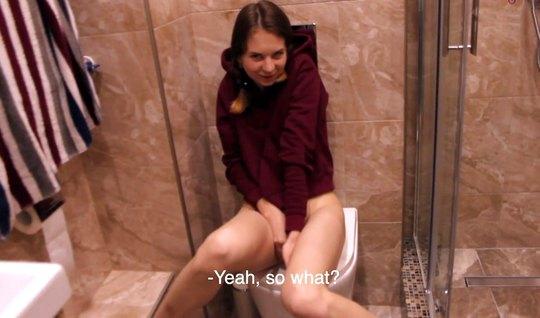Девушка в туалете не отказала своему другу в реальном домашнем порно
